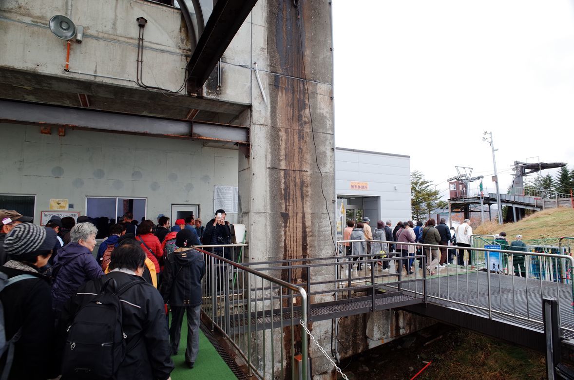 田代ロープウェイ山頂駅から苗場ドラゴンドラ山頂駅へ・・・日帰りバスツアー一人旅_a0031821_21375712.jpg