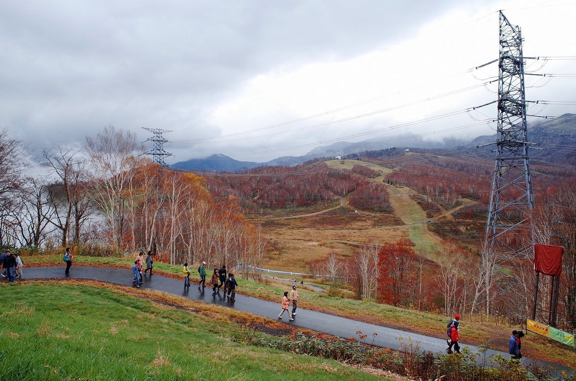 田代ロープウェイ山頂駅から苗場ドラゴンドラ山頂駅へ・・・日帰りバスツアー一人旅_a0031821_21433787.jpg