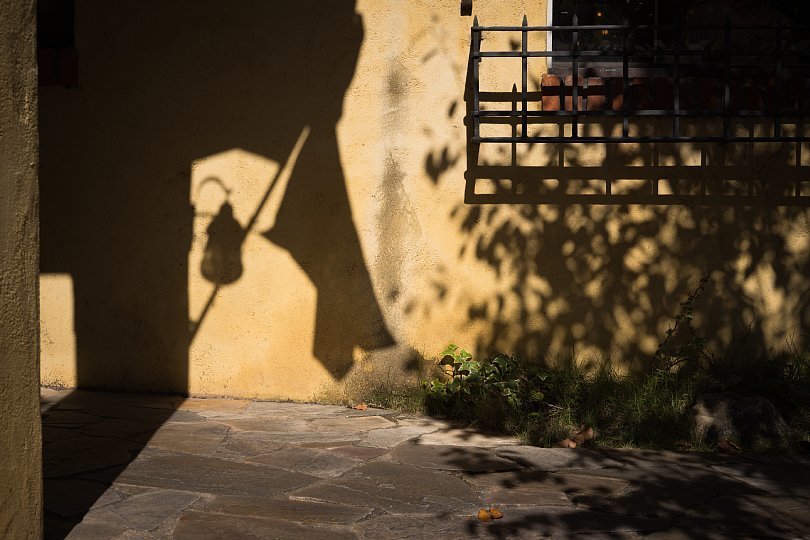 Autumn Light And Shadow At A Pizzeria_d0353489_21151471.jpg