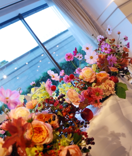 秋の装花　10月、如水会館様へ　コスモスと秋の実のバスケットの卓上装花_a0042928_19491993.jpg