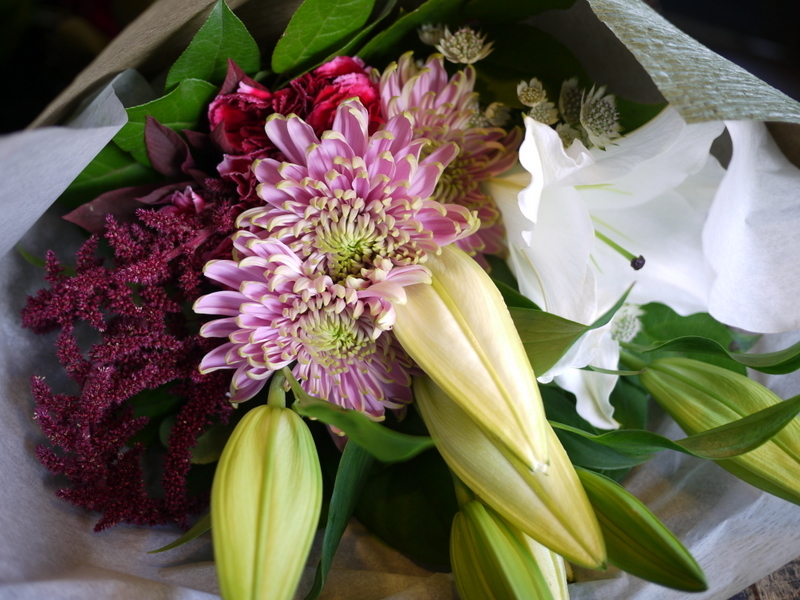 御命日に花束 西区平和1条にお届け 百合 菊 カーネーションを使って 18 10 27 札幌 花屋 Mell Flowers