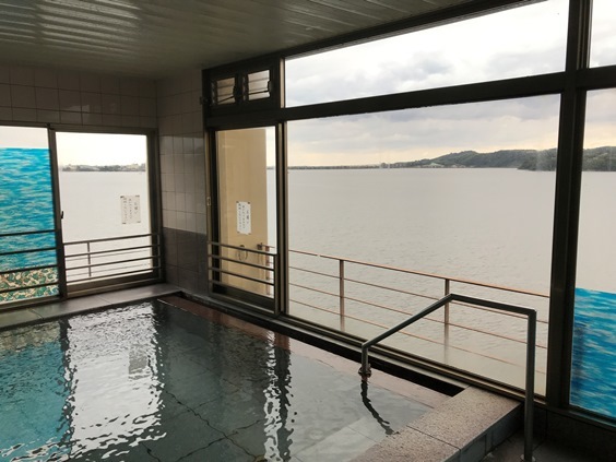 秋の日本海は、紅葉、温泉、カニ、ホルモンそばと波が楽しめる。_f0009169_08091846.jpg
