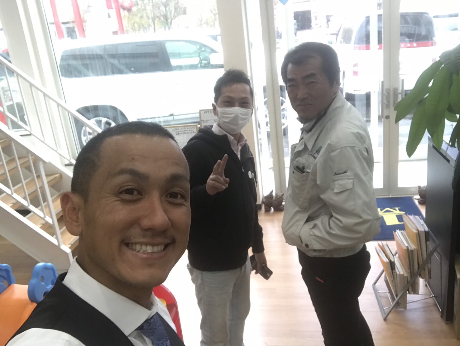 11月1日[木]★ランドクルーザー200　ZX展示中ですよー★　本店ブログ♪11月始まりました♪　ﾗﾝｸﾙ　ﾊﾏｰ　ｱﾙﾌｧｰﾄﾞ_b0127002_18444916.jpg