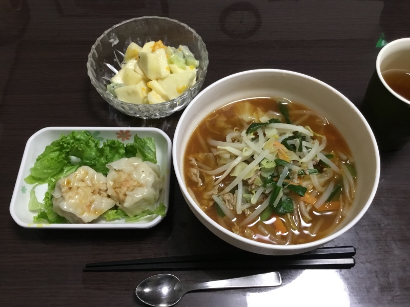 ひまわり荘 夕食 味噌ラーメン フルーツサラダ 焼売 今日の献立