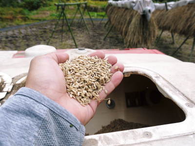 米作りへの挑戦！掛け干しした稲をコンバインを使って脱穀しました！(前編)_a0254656_17485387.jpg