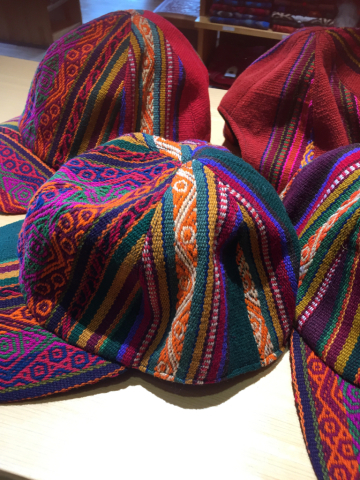 NEWアルパカデザインセーターポンチョ風・ペルーのキャップ・笠間は「陶と暮らし」_d0187468_08591904.jpg