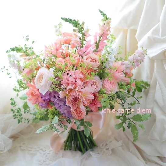 大きなクラッチブーケ 椿山荘東京の花嫁様へ、アプリコットピンクのバラで_a0042928_20352873.jpg