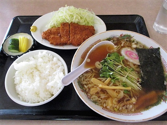 「食亭エイト」でラーメン定食♪８５_c0169330_15192606.jpg