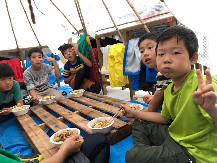 ひみつ基地キャンプ〔1日目〕チームの秘密基地が完成しました!夕食だって基地の中でいただきます!_d0363878_194488.jpg