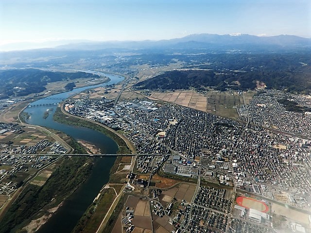 藤田八束の鉄道写真＠東北本線を走る貨物列車金太郎、秋の美しい東北を走る貨物列車・・・岩沼駅を上空から捉える_d0181492_22304182.jpg