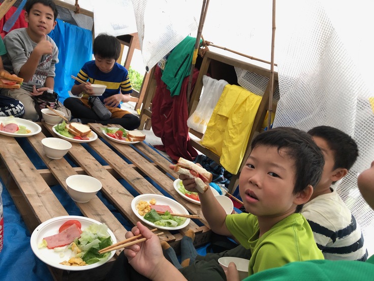 ひみつ基地キャンプ〔２日目〕おはようございます。とっても暖かくて快適だった基地の夜でした。_d0363878_8454716.jpg