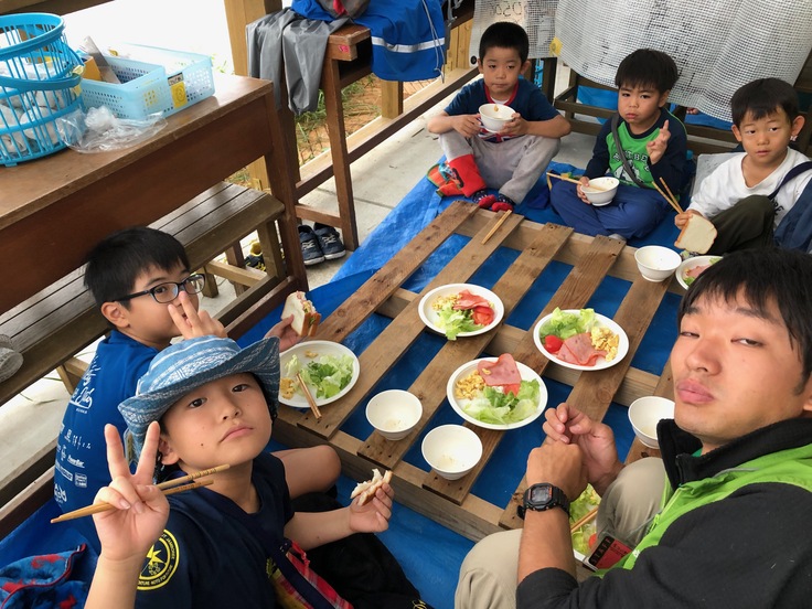 ひみつ基地キャンプ〔２日目〕おはようございます。とっても暖かくて快適だった基地の夜でした。_d0363878_8454828.jpg