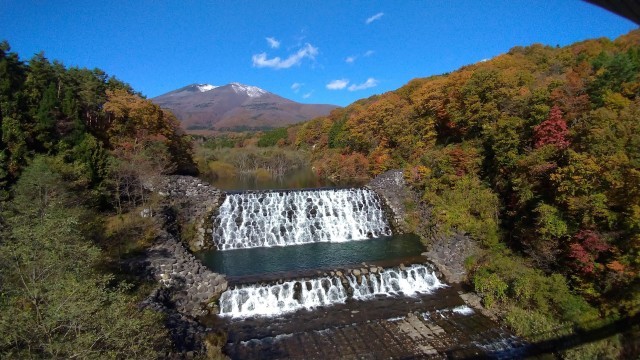 やまびこ吊り橋と長老湖の紅葉 ペンギンの足跡 やまびこ吊り橋と長老湖の紅葉 ペンギンの足跡