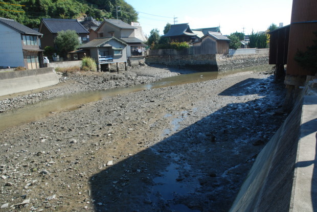 しつこく川へ（飲料瓶と化粧瓶）_d0359503_11431998.jpg