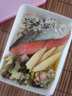 紅鮭弁当_f0112873_2328372.jpg