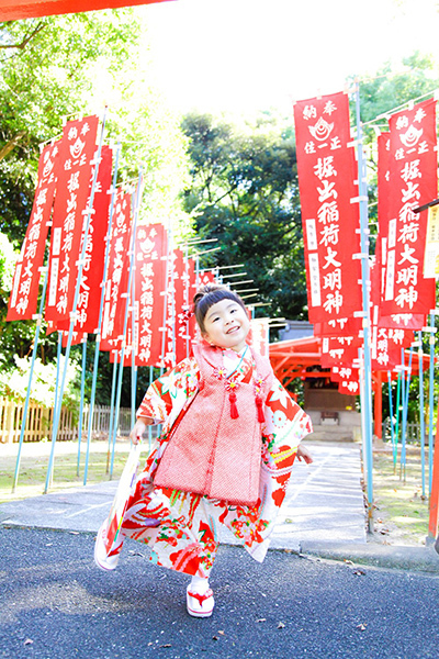 かわいいポーズが決まってます キュートな3歳のお祝い着のお客様 それいゆのおしゃれ着物レンタル