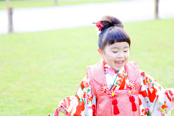 かわいいポーズが決まってます☆キュートな3歳のお祝い着のお客様_b0098077_13133667.jpg