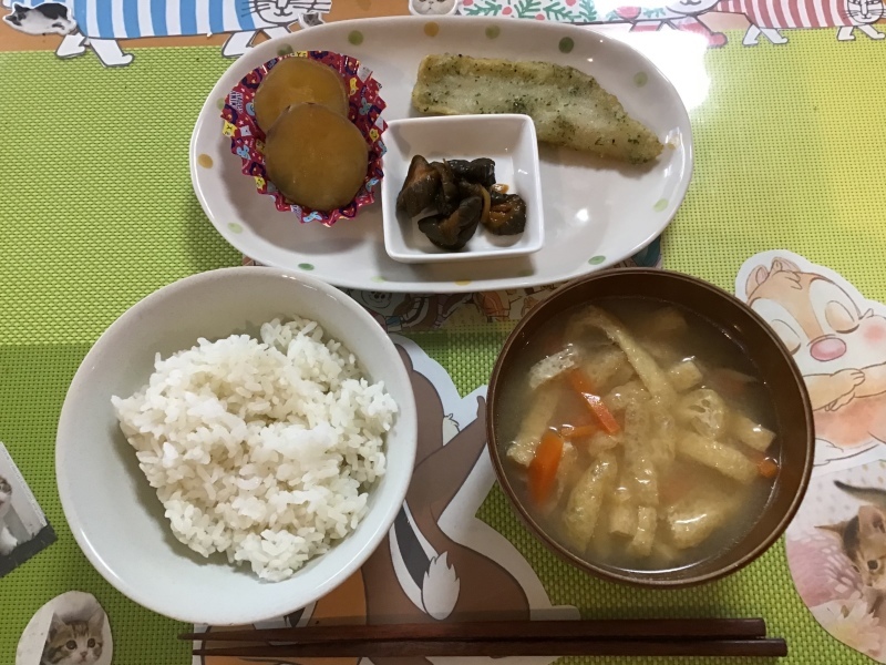 あじさい荘 朝食 舌平目のバジル焼き いもの甘煮 漬物 味噌汁 今日の献立 あじさい荘 朝食 舌平目のバジル焼き いもの甘煮 漬物 味噌汁 今日の献立