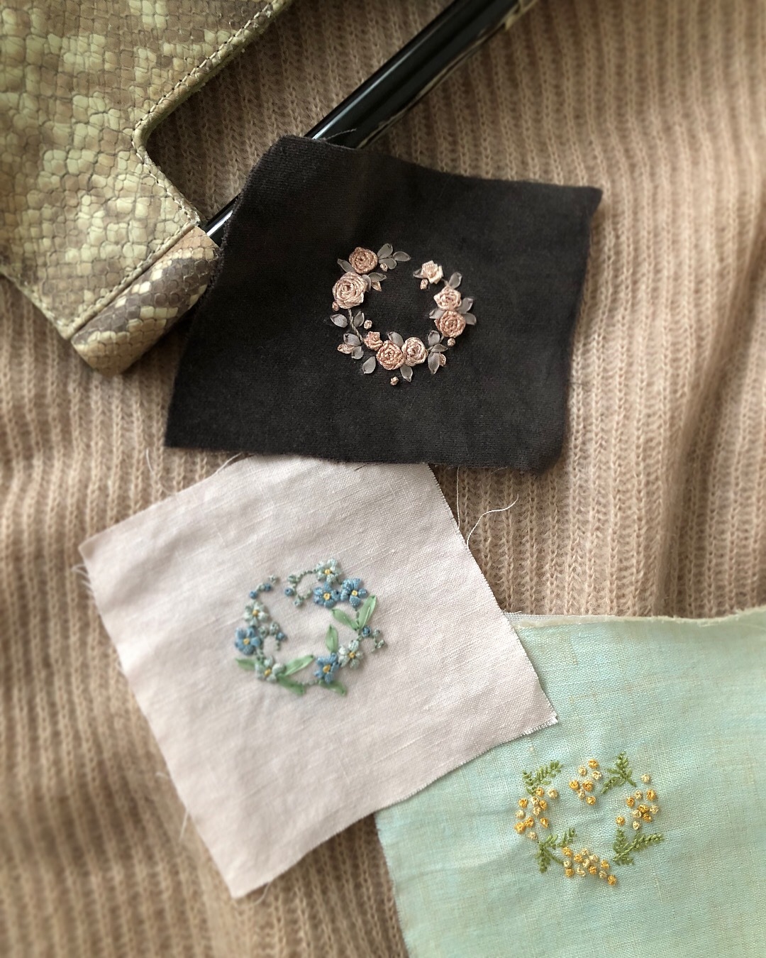  「しあわせのリボン刺しゅう」 にちなんだ販売用ブローチの刺しゅう②いよいよ搬入日です♪_a0157409_03244959.jpeg