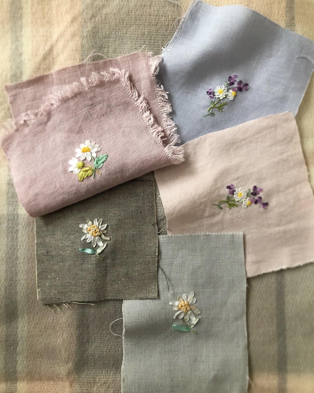  「しあわせのリボン刺しゅう」 にちなんだ販売用ブローチの刺しゅう②いよいよ搬入日です♪_a0157409_03245685.jpeg