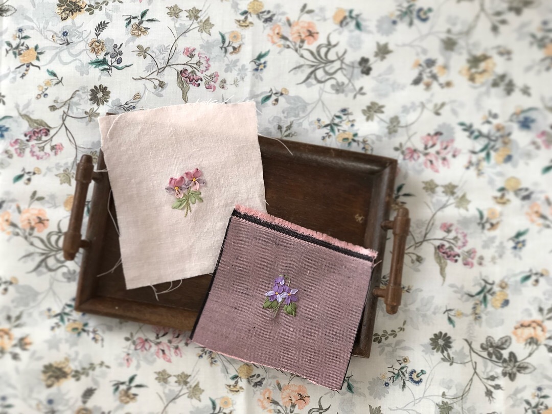  「しあわせのリボン刺しゅう」 にちなんだ販売用ブローチの刺しゅう②いよいよ搬入日です♪_a0157409_03250331.jpeg