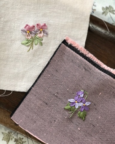  「しあわせのリボン刺しゅう」 にちなんだ販売用ブローチの刺しゅう②いよいよ搬入日です♪_a0157409_03253194.jpeg