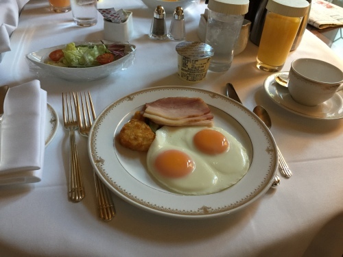 ホテルミラコスタの優雅なルームサービス 大好きなワインと素敵な食卓