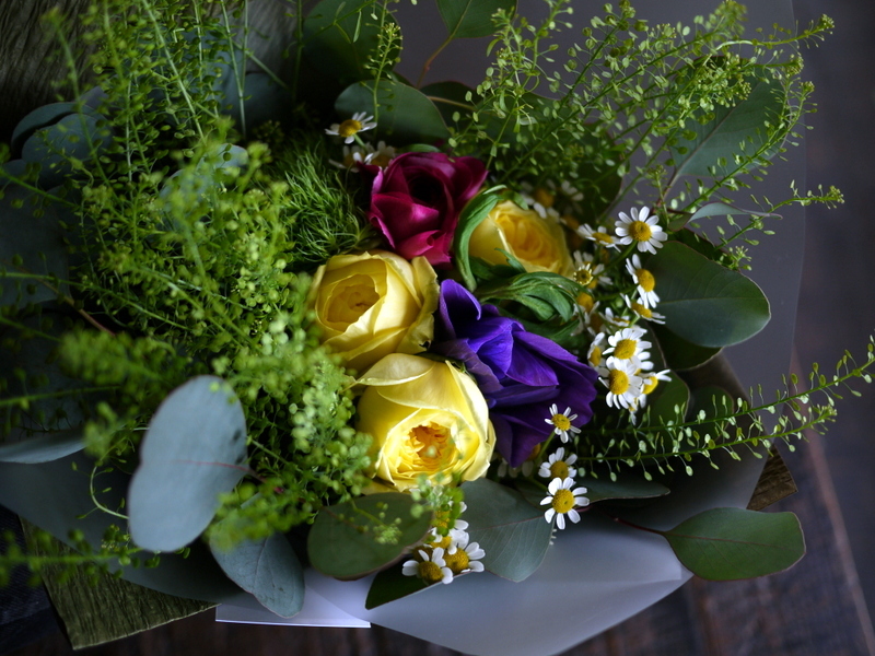 お誕生日の女性への花束 黄色と紫に ピンクをポイントに 白石区中央にお届け 18 11 07 札幌 花屋 Mell Flowers