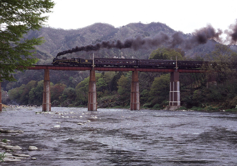 新緑の頃、派手な汽車が走る - 秩父・1988年秋 -_b0190710_22040467.jpg