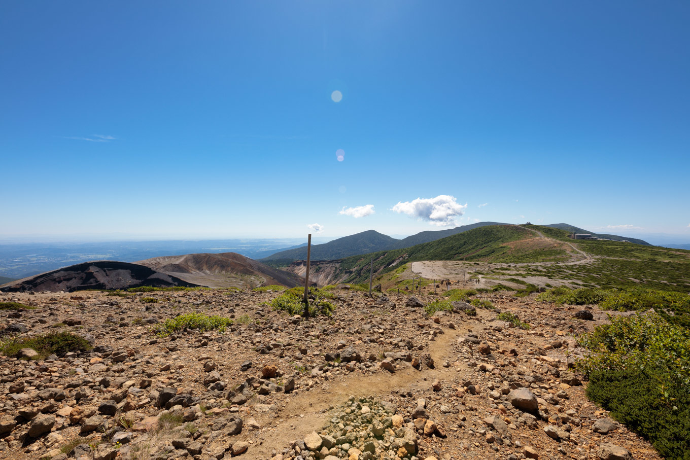 地平の彼方に輝く海、空と風とエメラルドの夏「蔵王山」熊野岳へ_c0369219_15260216.jpg