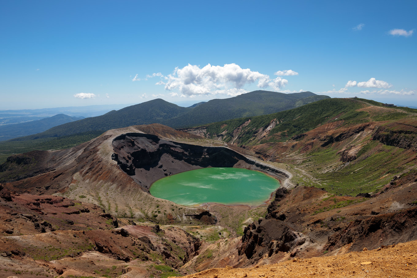 地平の彼方に輝く海、空と風とエメラルドの夏「蔵王山」熊野岳へ_c0369219_17065296.jpg