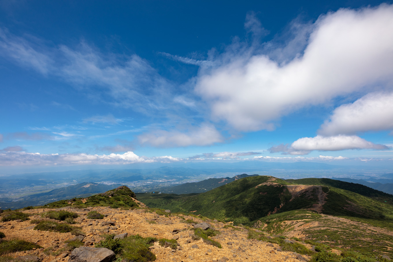 地平の彼方に輝く海、空と風とエメラルドの夏「蔵王山」熊野岳へ_c0369219_17461301.jpg