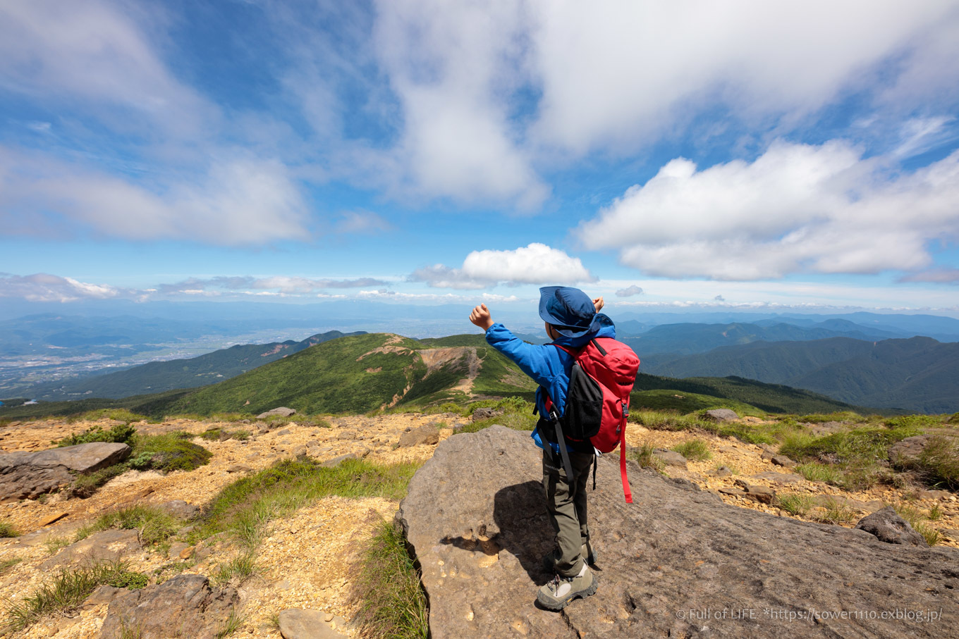 地平の彼方に輝く海、空と風とエメラルドの夏「蔵王山」熊野岳へ_c0369219_17525532.jpg