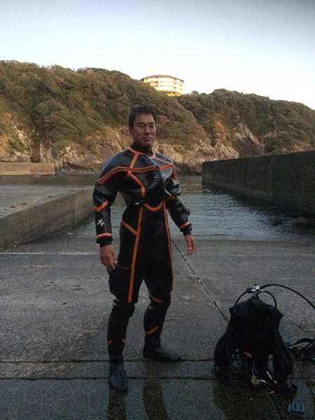 クストー 氏に会って、フリソデエビは麻酔針でドライスーツを新調。_b0186442_08464174.jpg