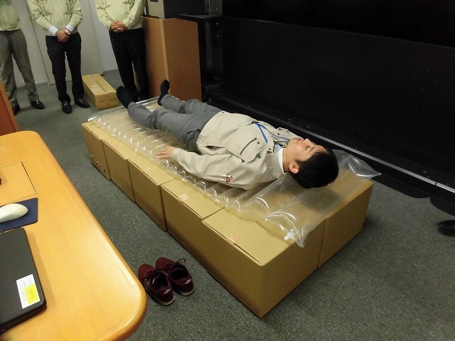 組立ては簡単！　エアーマットで避難所でも安心の眠り　富士木材さんの「段ボールベッド」_f0141310_07445715.jpg
