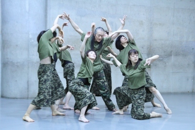 テングザル舞踊団」が久々に登場、パワフルな群舞を見せてくれます_d0178431_01210585.jpg
