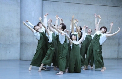 テングザル舞踊団」が久々に登場、パワフルな群舞を見せてくれます_d0178431_01214346.jpg