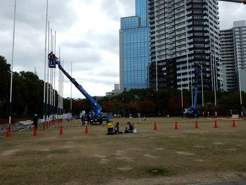 ルミナリエ設営　やっと東遊園地芝生広場_b0051598_09072937.jpg