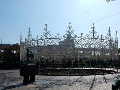 ルミナリエ設営　やっと東遊園地芝生広場_b0051598_09073820.jpg