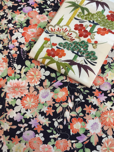 11 18 おさんぽきもの 黒錦紗ダリヤ花々着物 松竹梅刺繍帯 販売商品13 着物のいろは行商日記３