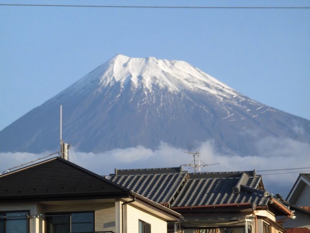 一気に冬に！？　威厳ある冬の富士山が光っています！_f0141310_07480694.jpg
