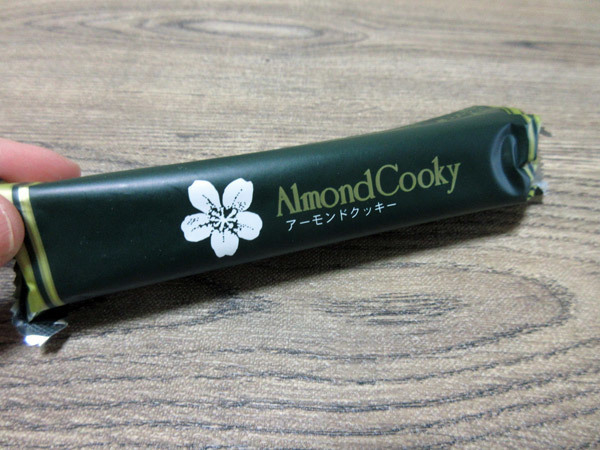 【風月堂】くるみの森&アーモンドクッキー_c0152767_21083188.jpg