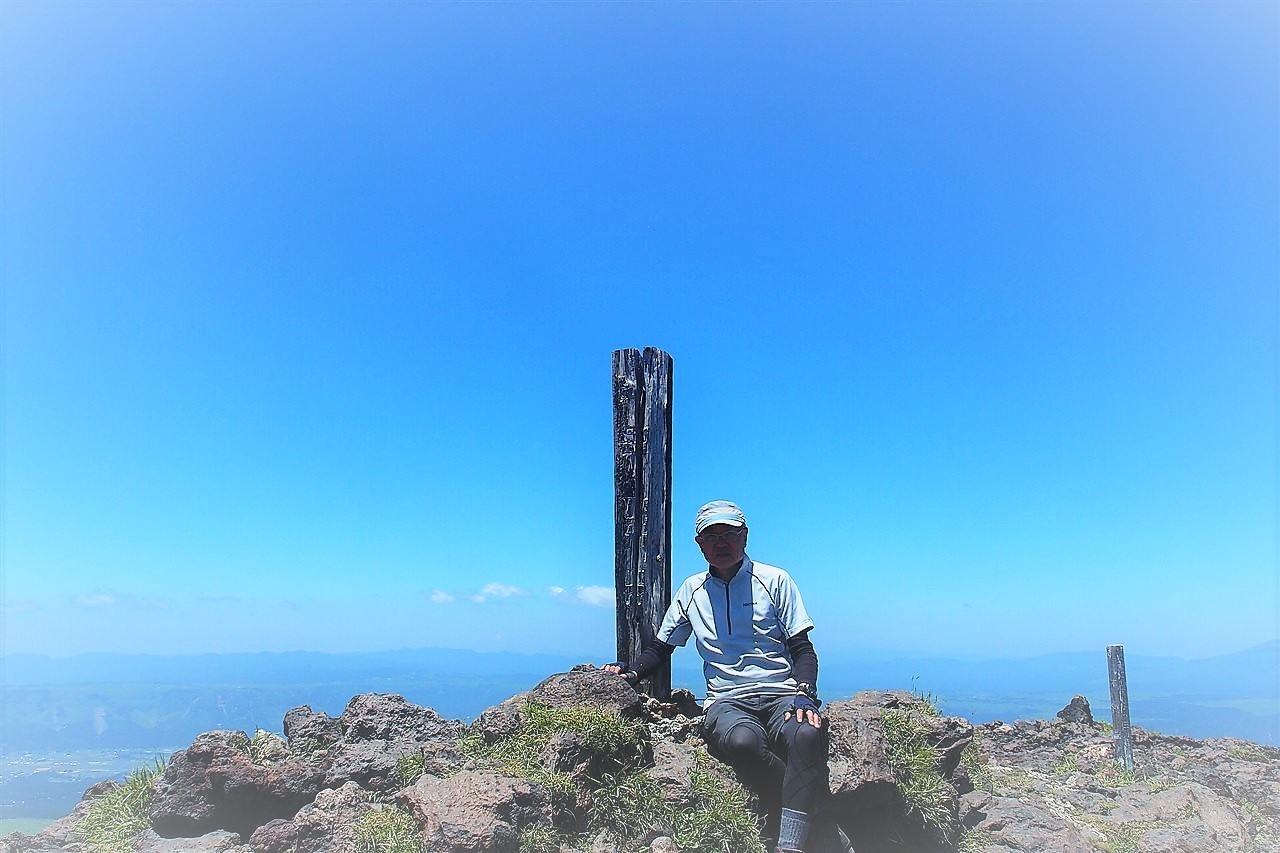 阿蘇山　裾野の広大な牧草地、迫力の火口壁そして山頂のミヤマキリシマ！2018.6.1_e0368467_20551704.jpg