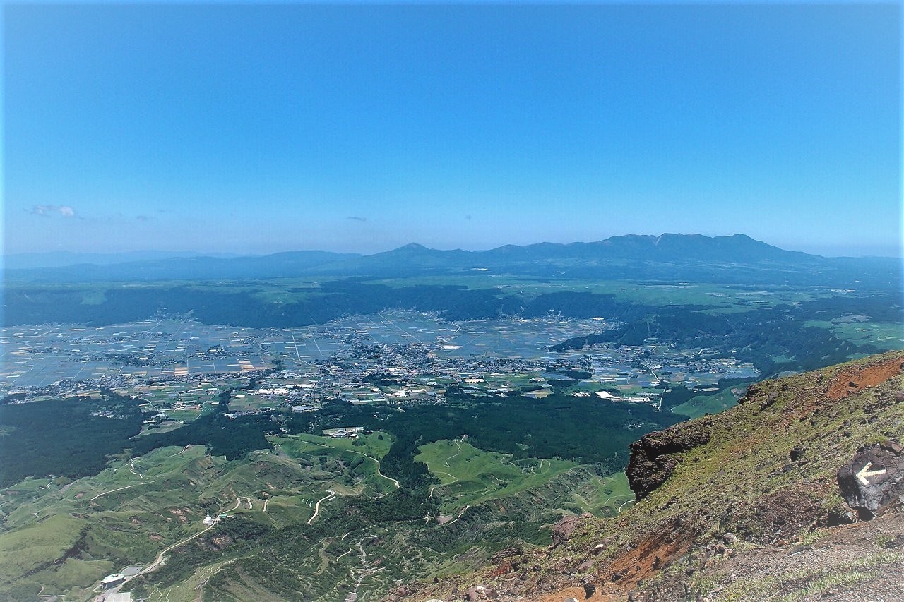 阿蘇山　裾野の広大な牧草地、迫力の火口壁そして山頂のミヤマキリシマ！2018.6.1_e0368467_20551877.jpg