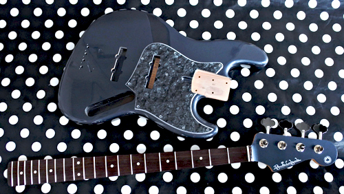 Guitar × 1種と別注ものを含むBass × 3種の塗装が完了!_e0053731_16372043.jpg