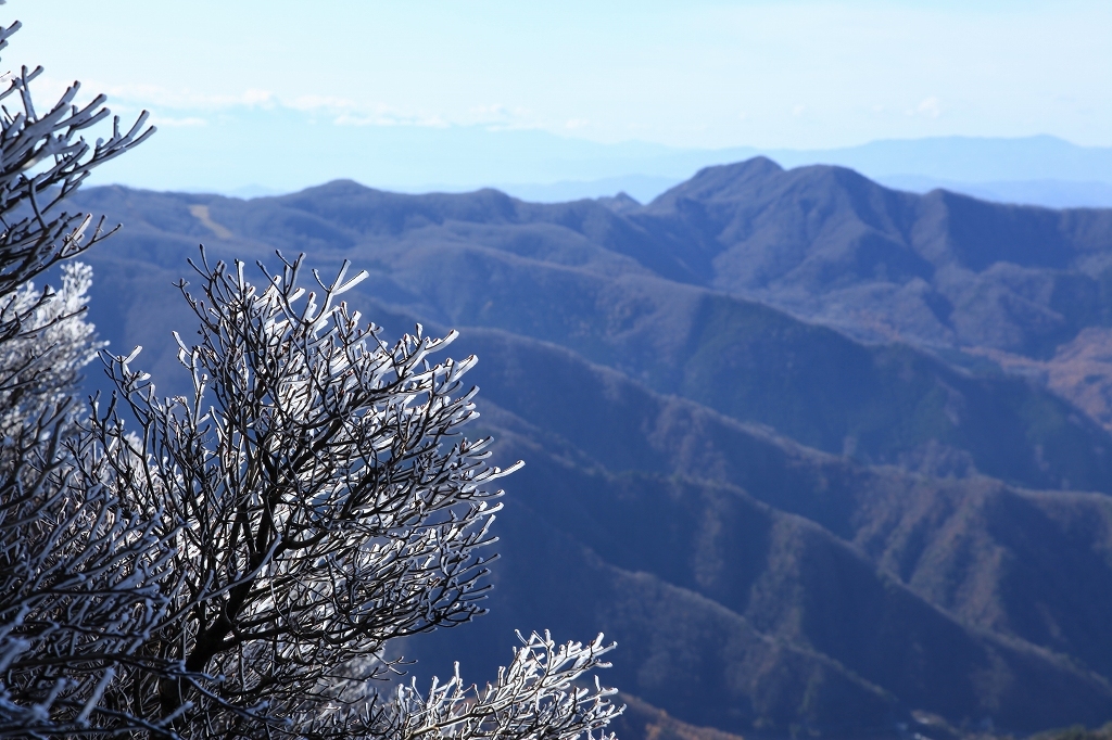 霧氷と周辺の山々のコラボ_b0050305_22485357.jpg