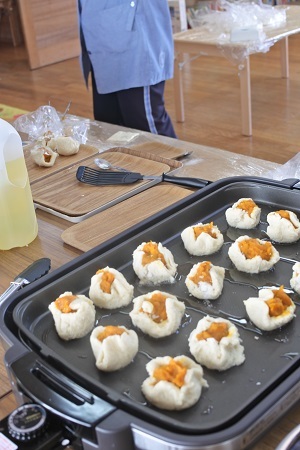 のびのびチビッコひろば　簡単おやつ作り「焼き蒸し　ミニ肉まん＆スイートかぼちゃ」_c0229312_14400769.jpg