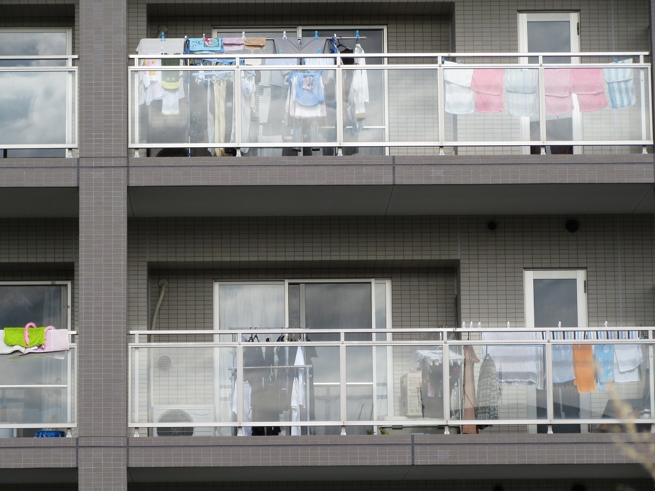 透明なベランダ手すり 大工さんが木造住宅作ってるよ 透明なベランダ手すり 大工さんが木造住宅作ってるよ
