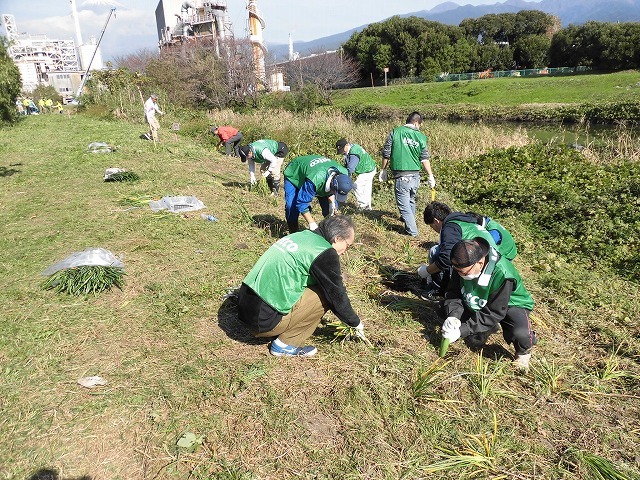 市内5つのライオンズクラブさんからも支援いただき今年は3000球のヒガンバナを植付け 「滝川の水辺 守ろう!遊ぼう!プロジェクト 2018」_f0141310_06424272.jpg