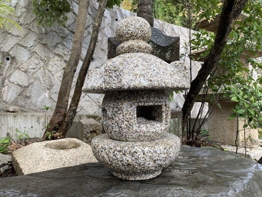 桂離宮の石燈籠 夜雨燈籠（岬燈籠） : 男のロマンは女の不満